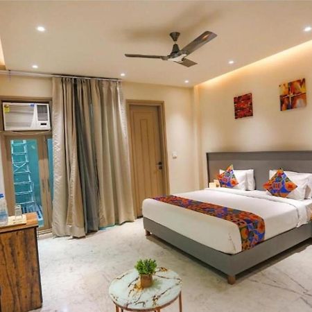 Hotel Global Corporate Noida Esterno foto
