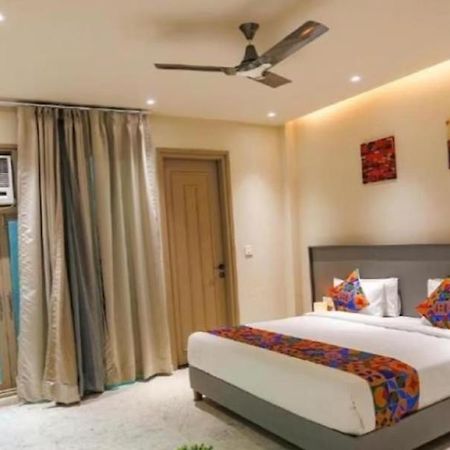 Hotel Global Corporate Noida Esterno foto
