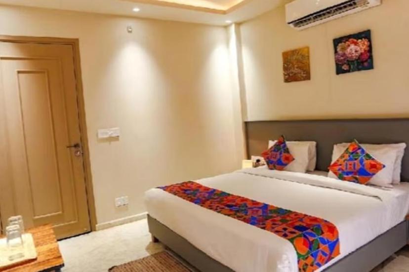 Hotel Global Corporate Noida Esterno foto